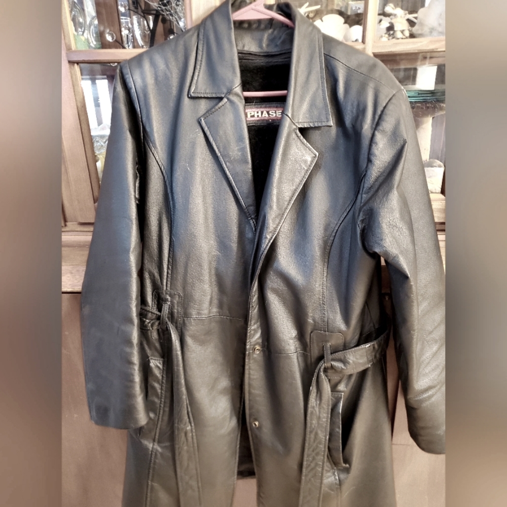 Phase 2 Women's 100% black leather jacket with removable lining. Size S.